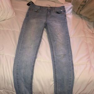 Women’s size 0 light wash skinny jean